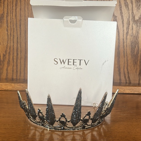 SweetV Black Jewel Crown - Picture 3 of 3